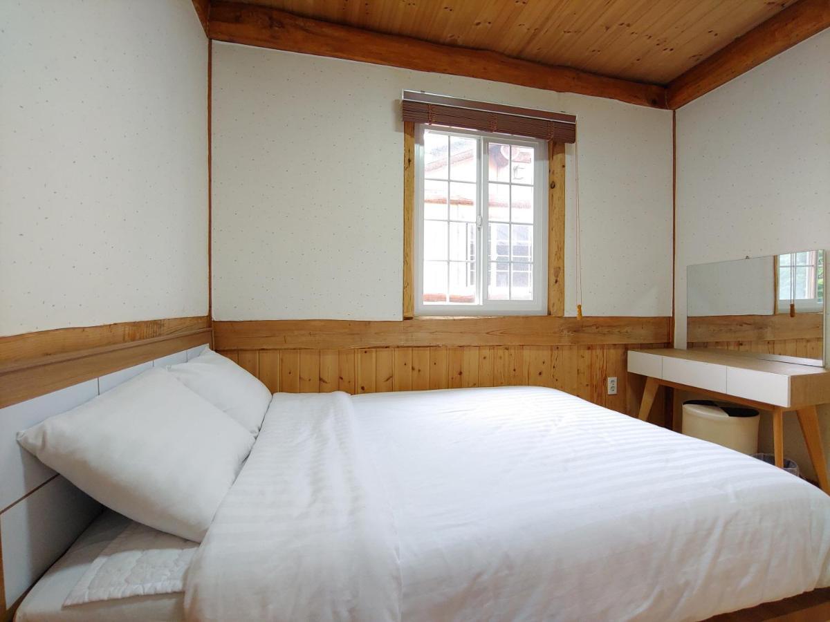 Geumok Log Pension Seogwipo Exterior photo